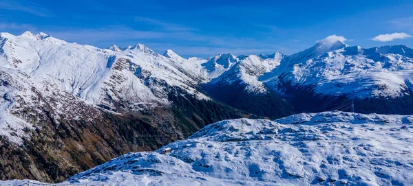 Lodowce w Alpach Szwajcarskich - pokryte śniegiem góry w Szwajcarii — Zdjęcie stockowe