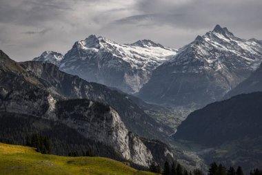 İsviçre Alpleri üzerinde muhteşem panoramik manzara