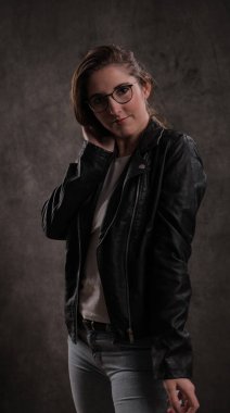 Çekici genç kadın kameraya poz veriyor.