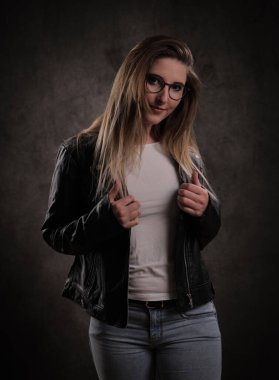 20 'li yaşlarının ortasında kendine güvenen genç bir kadın.