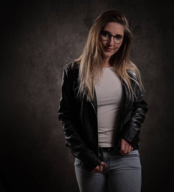 Stüdyoda güzel bir sarışının yakın çekimi.