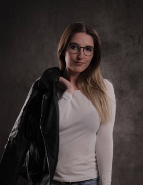 Stüdyoda güzel bir sarışının yakın çekimi.