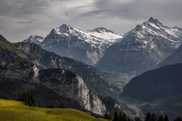 İsviçre Alpleri üzerinde muhteşem panoramik manzara