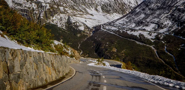 Famosa carretera Grimselpass en los Alpes suizos — Foto de Stock