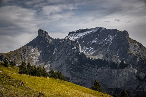 Прекрасные горы Швейцарских Альп — стоковое фото