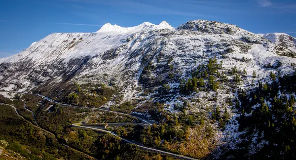 De Zwitserse Alpen - een prachtig uitzicht over de bergen van Zwitserland — Stockfoto