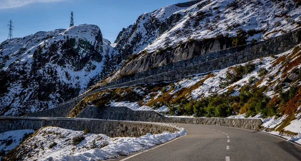 Beroemde Grimselpass weg in de Zwitserse Alpen — Stockfoto