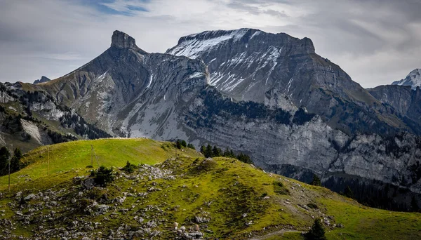 Прекрасный панорамный вид на швейцарские Альпы - вид с горы Schynige Platte — стоковое фото