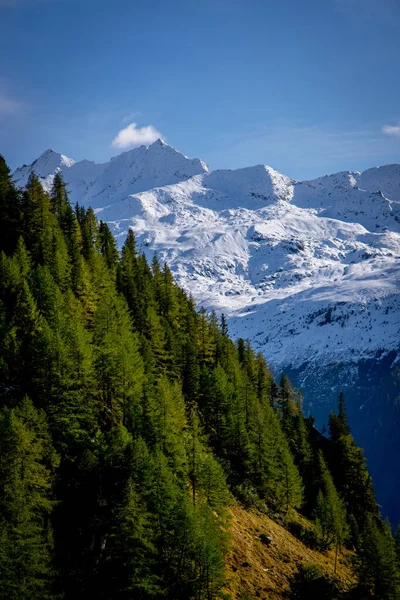 Швейцарські Альпи - дивовижний краєвид над Швейцарськими горами — стокове фото