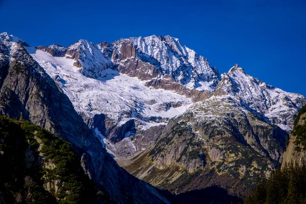 Švýcarské Alpy - úžasný výhled na hory Švýcarska — Stock fotografie
