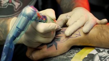 Yakın görünümde dövme prosedürü