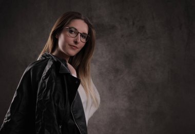 Stüdyoda genç ve çekici bir kadınla fotoğraf çekimi.