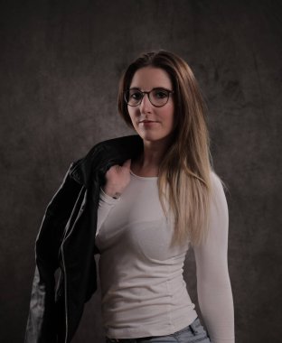 Çekici genç kadın kameraya poz veriyor.