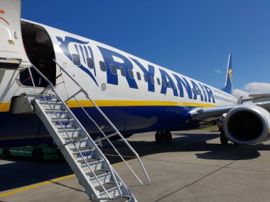 Ryanair Uçak kalkışa hazır - LUXEMBURG ŞEHRİ, LUXEMBURG - 05 Haziran 2021