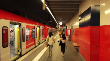 Münih metro istasyonu şehir merkezinde - MUNICH, Almanya - Haziran 03, 2021