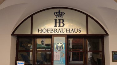 Münih 'teki ünlü Hofbrauhaus - MUNICH, Almanya - Haziran 03, 2021