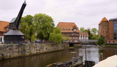 Luneburg Almanya 'sının tarihi şehrindeki eski vinç.
