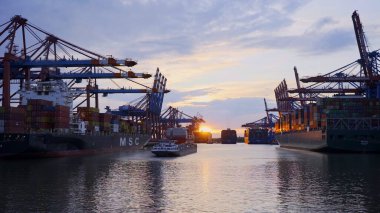 Hamburg Limanı üzerinde gün batımı - HAMBURG ŞEHRİ, GERMANY - 10 Mayıs 2021