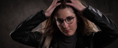 20 'li yaşlarının ortasında çekici bir kadının yakın plan fotoğrafı.