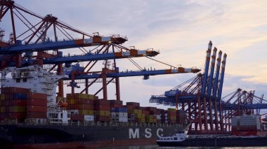 Hamburg Limanı, akşam saatlerinde arka ışıkta Hamburg - HAMBURG Şehri, Almanya - 10 Mayıs 2021