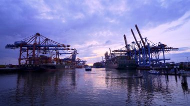 Hamburg limanında gün batımı