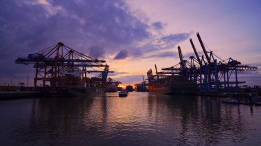Hamburg limanında gün batımı