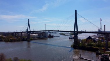 Hamburg Limanı 'ndaki konteyner terminali - HAMBURG, Almanya - 10 Mayıs 2021