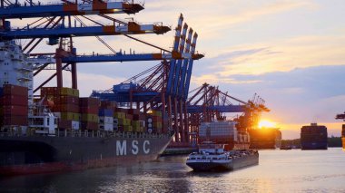 Hamburg Limanı üzerinde gün batımı - HAMBURG ŞEHRİ, GERMANY - 10 Mayıs 2021