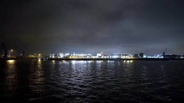 Hamburg haven - geweldig uitzicht 's nachts — Stockfoto