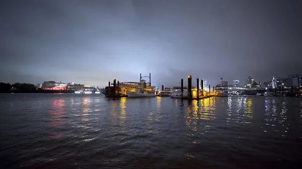 Puerto de Hamburgo - vista increíble por la noche — Foto de Stock