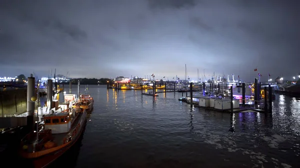 Hamburg haven - geweldig uitzicht 's nachts — Stockfoto