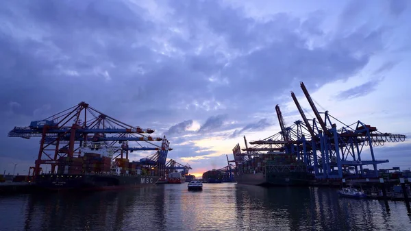 Hamburgs hamn på kvällen i bakljus — Stockfoto