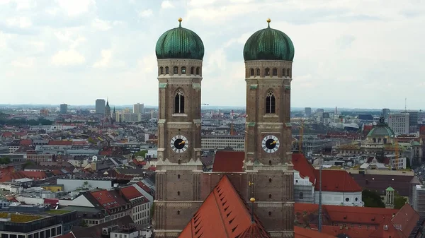 Найвідоміша церква в Мюнхені - Фрауенкірський собор в історичному районі - вигляд з повітря. — стокове фото