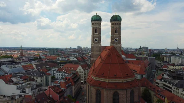 慕尼黑最有名的教堂- -位于历史城区的弗劳恩基什主教座堂- -空中景观 — 图库照片