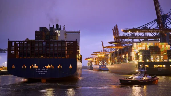 Haven van Hamburg Container Terminal 's nachts - Timelapse shot - HAMBURG, DUITSLAND - 11 mei 2021 — Stockfoto