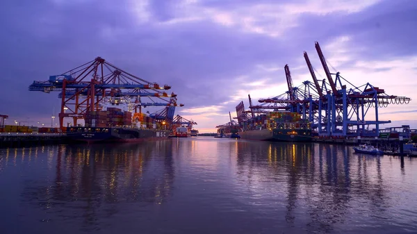 Haven van Hamburg Container Terminal 's nachts - Timelapse shot - HAMBURG, DUITSLAND - 11 mei 2021 — Stockfoto