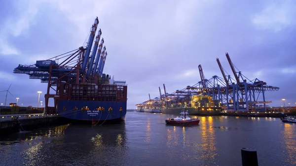 Hamburgs imponerande hamn med sina enorma containerterminaler nattetid — Stockfoto