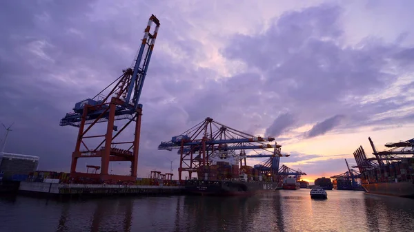 Solnedgång över hamnen i Hamburg - HAMBURG CITY, TYSKLAND - MAJ 10, 2021 — Stockfoto
