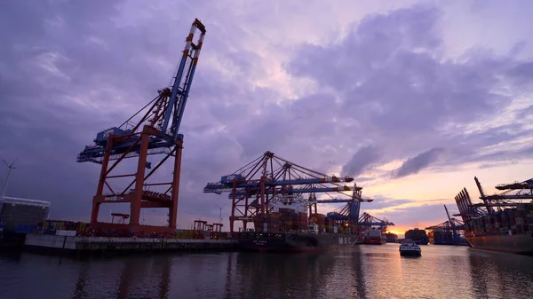 Zonsondergang boven de haven van Hamburg - HAMBURG City, DUITSLAND - 10 mei 2021 — Stockfoto