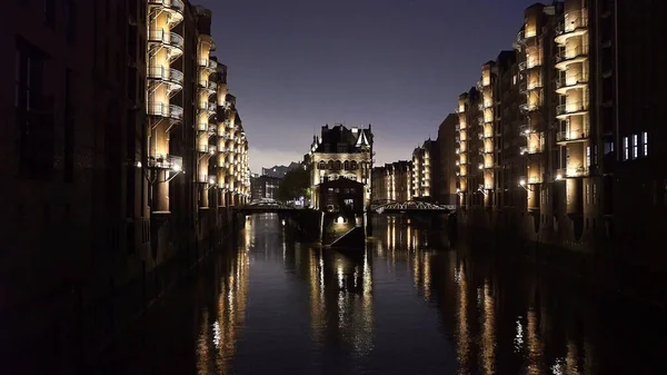 Historisch magazijn district in de stad Hamburg 's nachts — Stockfoto