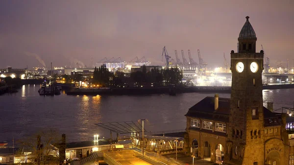 Красивый порт Гамбурга ночью - Гамбург Сити, ГЕРМАНИЯ - 10 мая 2021 года — стоковое фото
