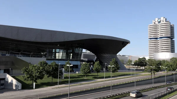 BMW World building w siedzibie głównej BMW Monachium - MUNICH, NIEMCY - czerwiec 03, 2021 — Zdjęcie stockowe