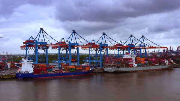 Containerterminal Altenwerder in de haven van Hamburg - bovenaanzicht — Stockfoto
