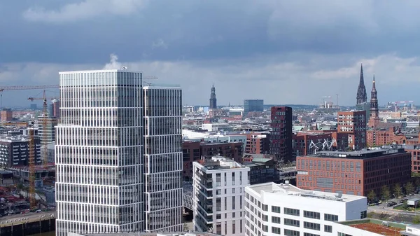 Edificios modernos en el distrito de Harbour City en Hamburgo en el puerto - vista aérea - HAMBURG, ALEMANIA - 10 DE MAYO DE 2021 — Foto de Stock