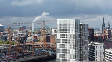 Limandaki Hamburg 'daki modern Harbour City bölgesinde hava manzarası