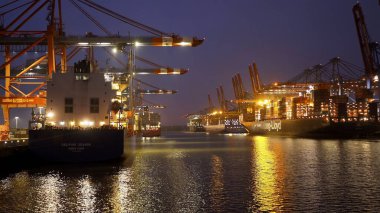 Hamburg Limanı 'ndaki Eurogate Konteynır Terminali - HAMBURG Şehri, GERMANY - 10 Mayıs 2021