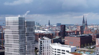 Limandaki Hamburg 'daki modern Harbour City bölgesinde hava manzarası