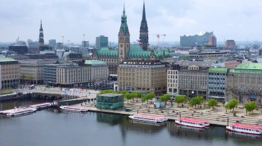 Ünlü Jungfernstieg bölgesiyle Hamburg 'un güzel şehir merkezi.