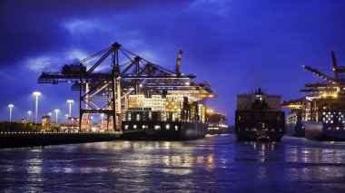 Geceleyin devasa konteynır terminalleriyle etkileyici Hamburg Limanı HAMBURG Şehri, GERMANY - 10 Mayıs 2021