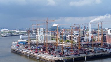 Limandaki Hamburg 'daki modern Harbour City bölgesinde hava manzarası